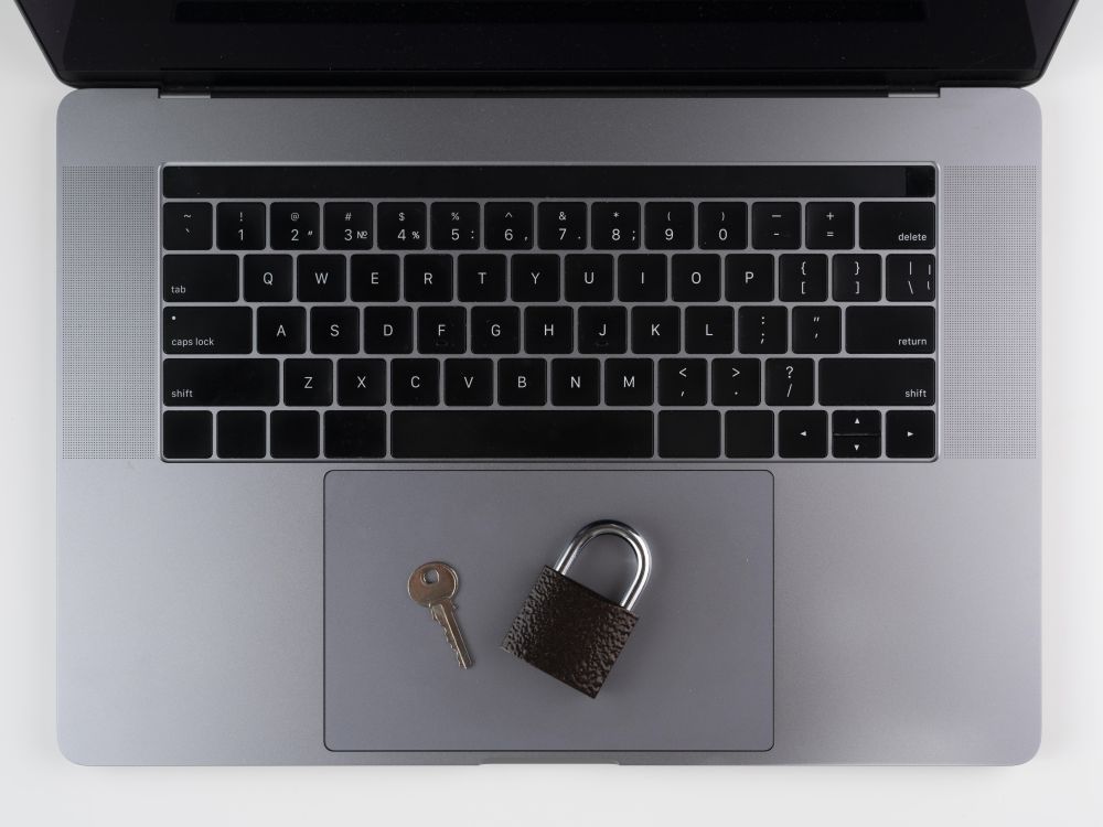 Ilustración sobre Derecho Digital y Ciberseguridad, mostrando la protección de datos en el entorno online.