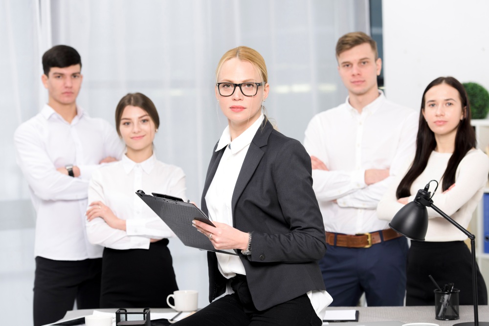 Equipo de abogados de Estrategia Legal demostrando sus valores de compromiso y confianza en una reunión.
